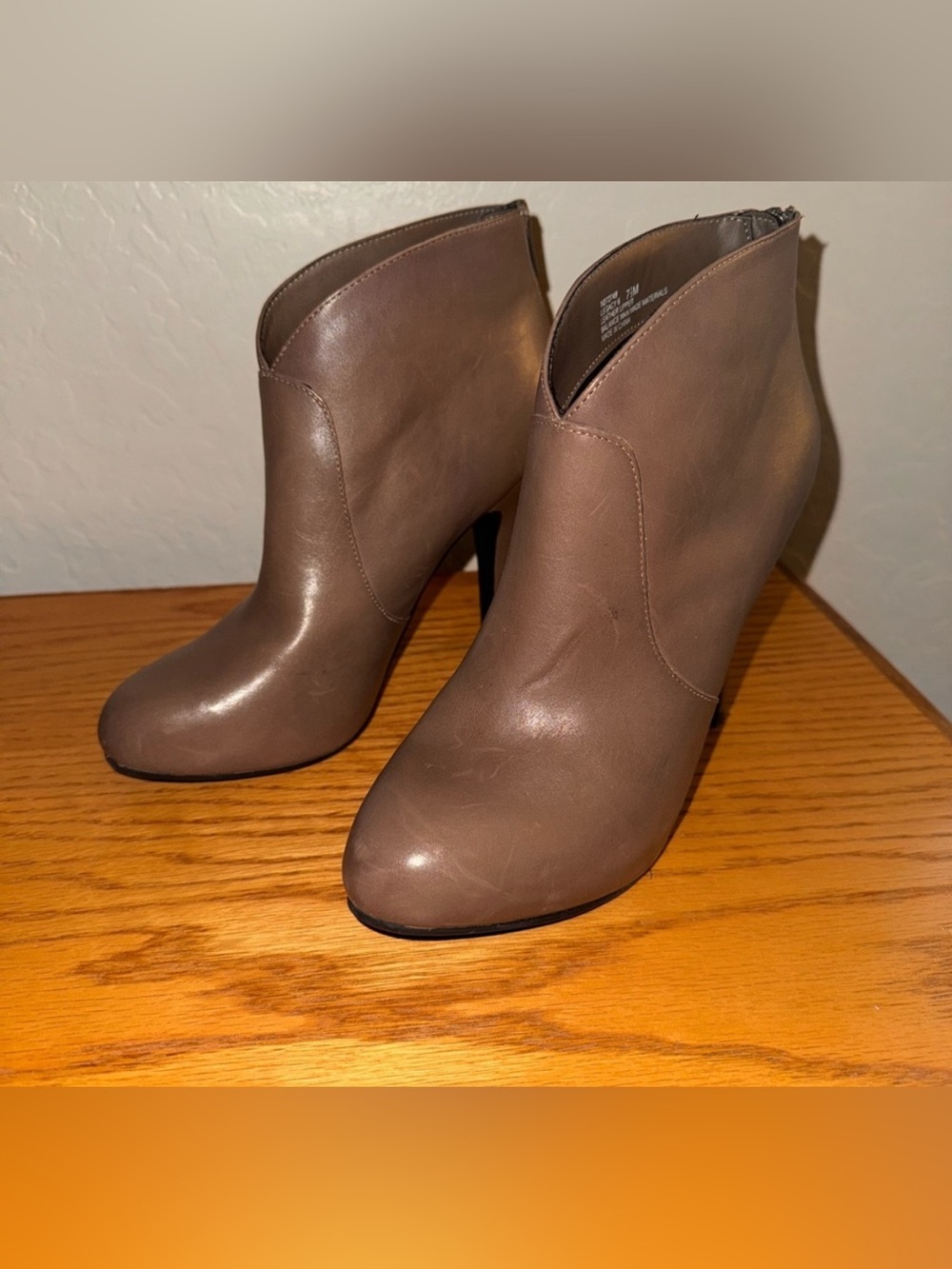 me too Taupe Leather High-Heel Ankle Booties. Size: 7.5 - Picture 2 of 6